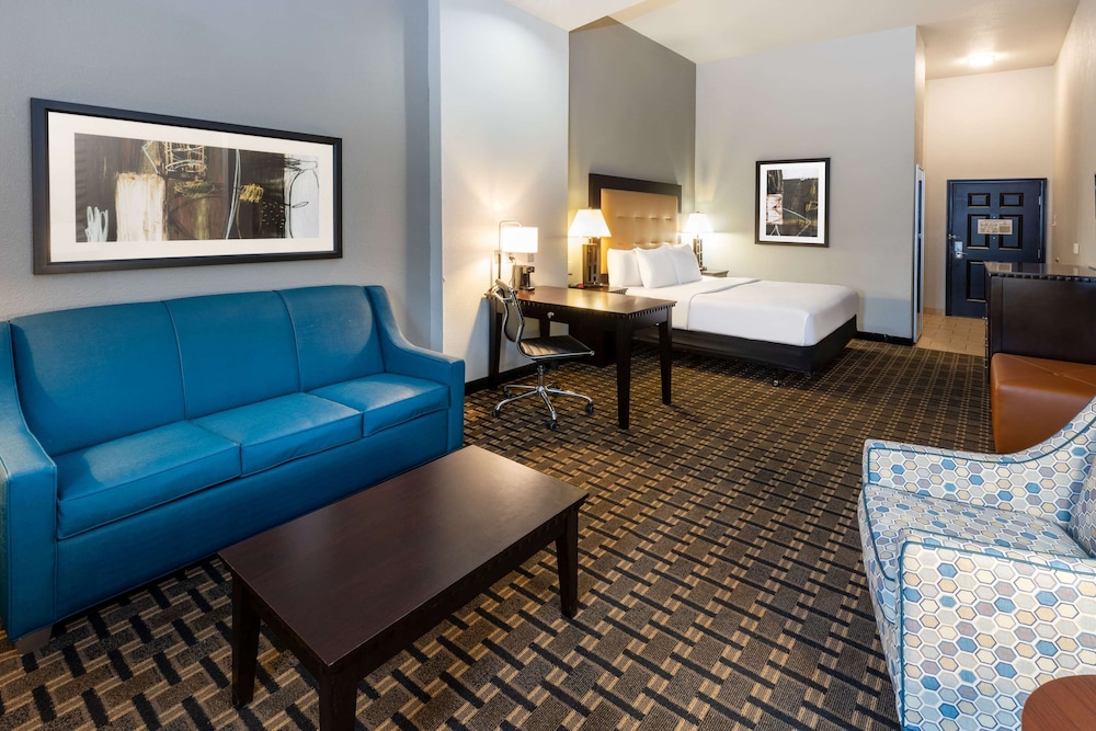 La Quinta Inn and Suites by Wyndham Mt. Pleasant 60/72