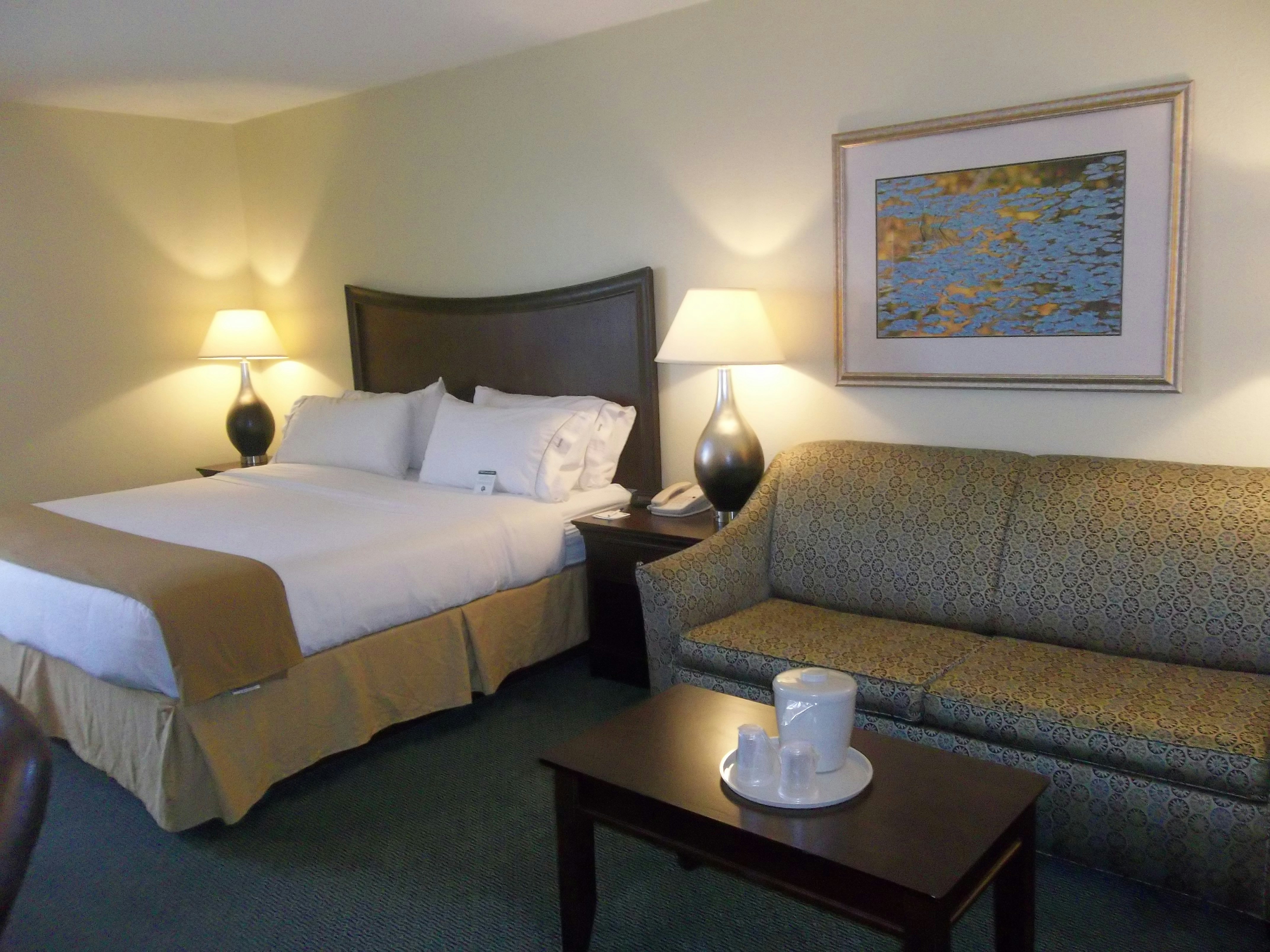 Holiday Inn Express Indianapolis Airport 32/80