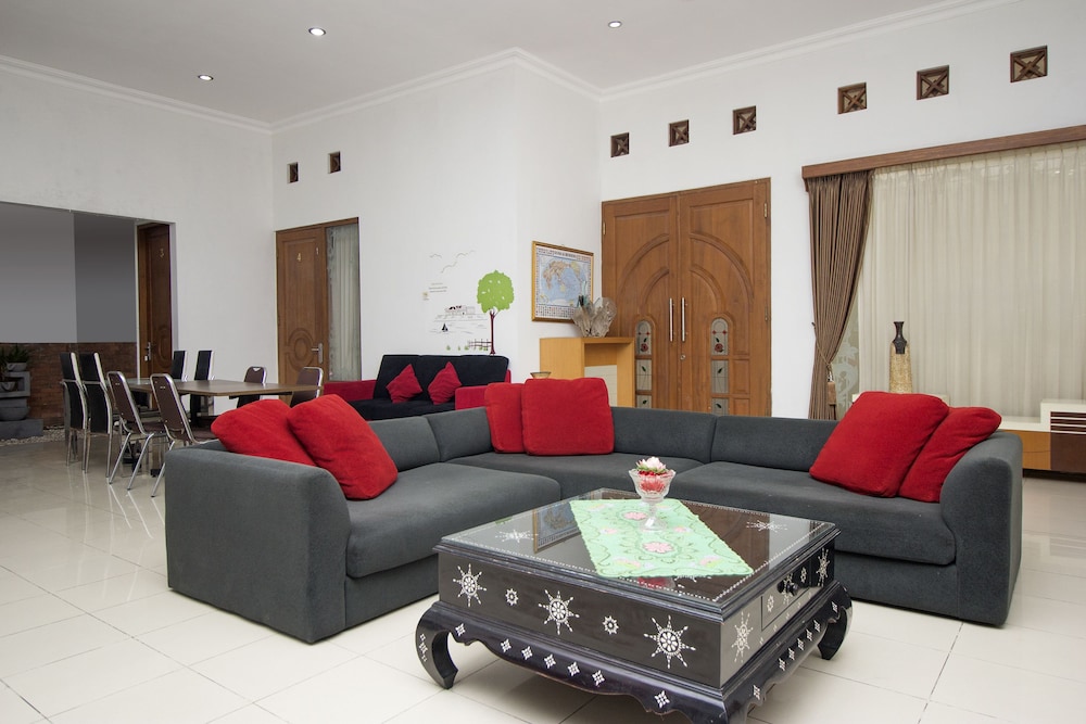 Collection O 1061 Aliya Homestay 35/41