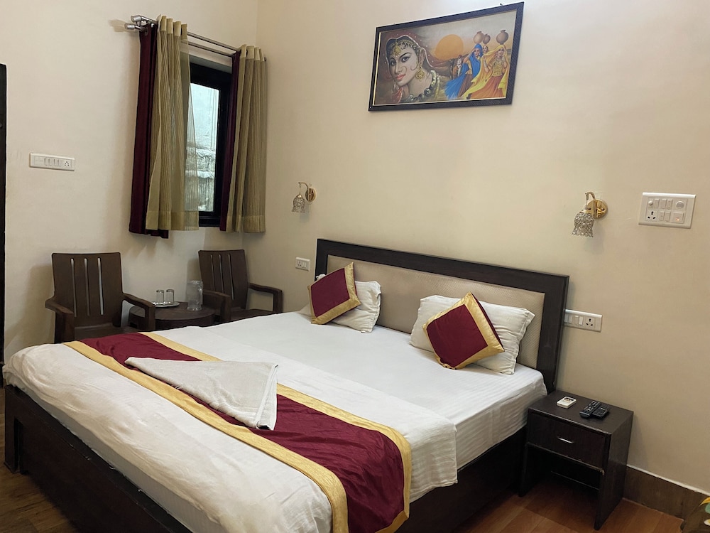 SUPER, DELUXE, QUEEN BED