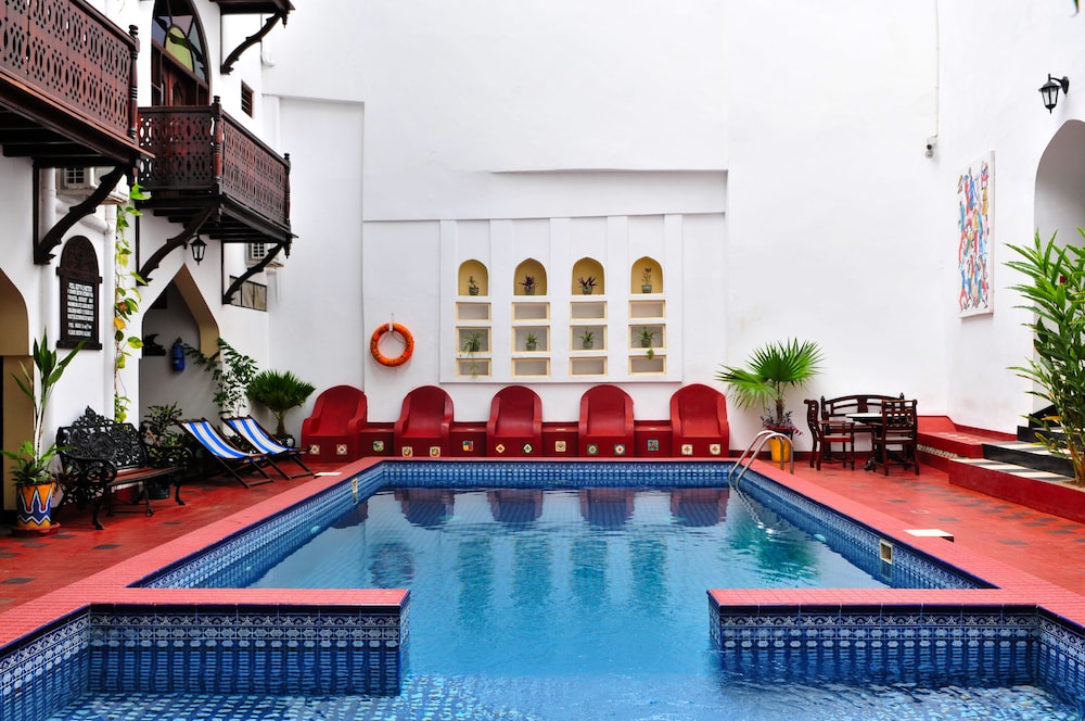 Dhow Palace Hotel 10/75