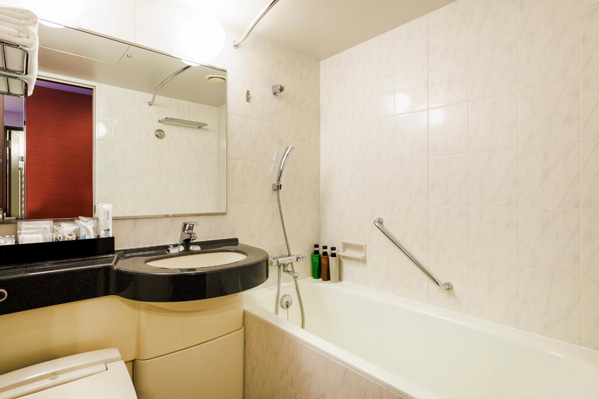 Room, Single, Single Bed, East Wing, Hotel Metropolitan Edmont 2/2