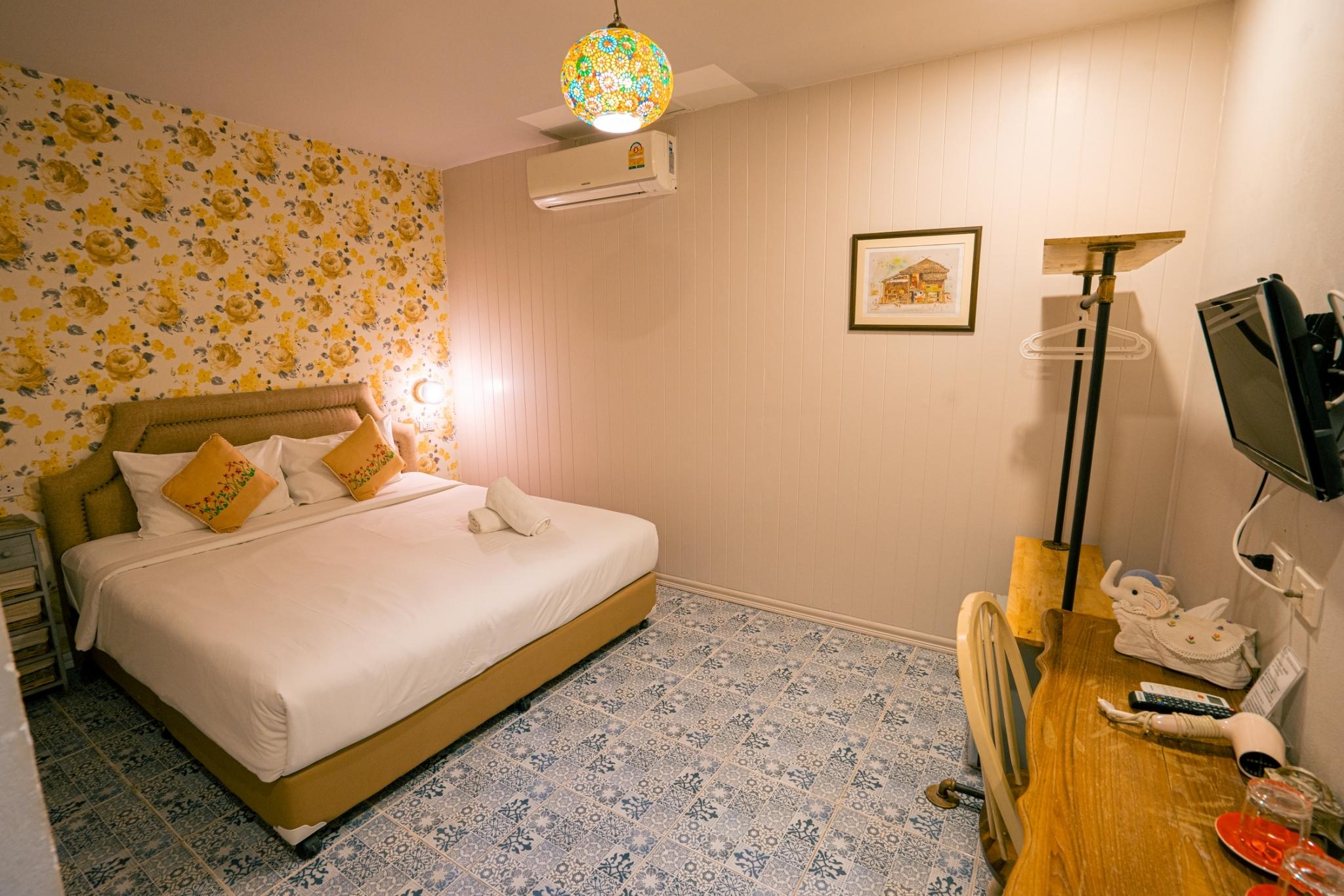 Standard, King Bed, No Window
