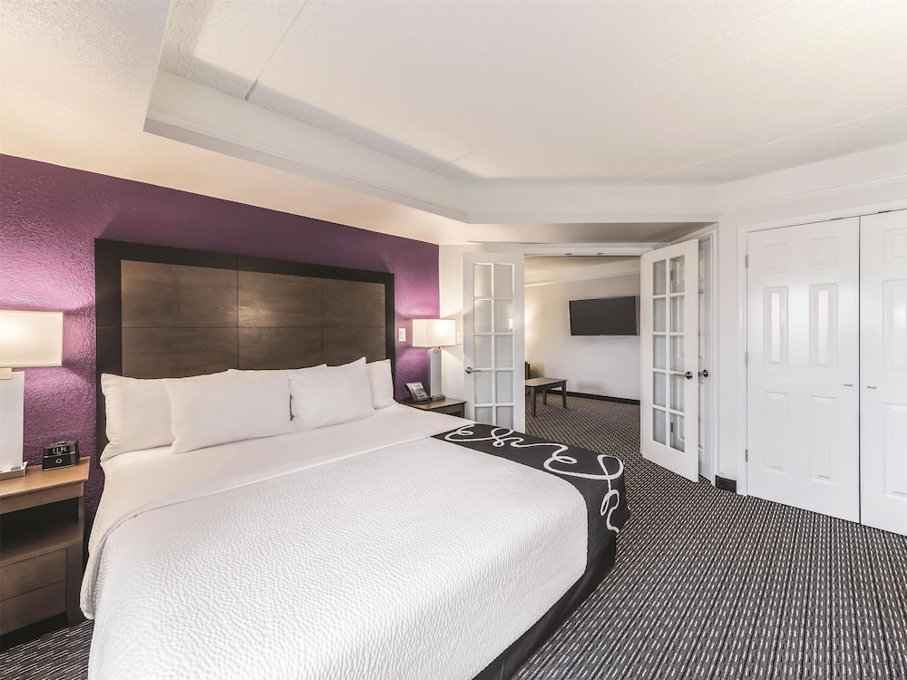 جناح ديلوكس تنفيذي بسرير كينج، La Quinta Inn & Suites by Wyndham Austin Airport 2/3