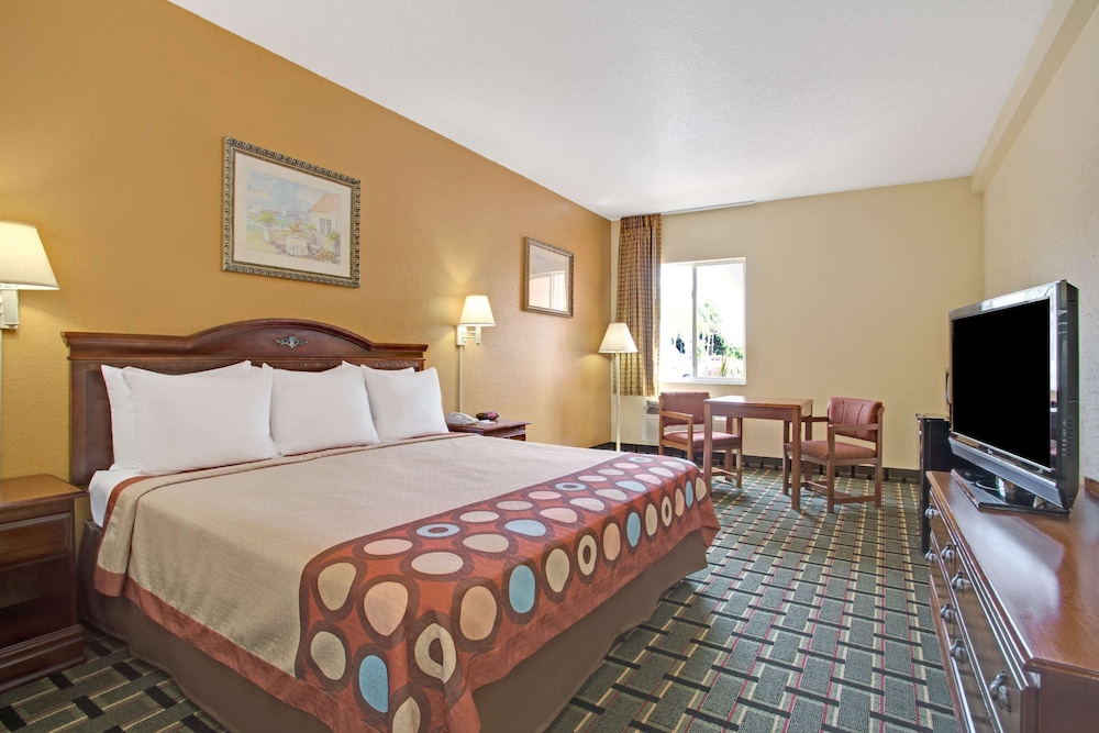 ROOM, KING BED