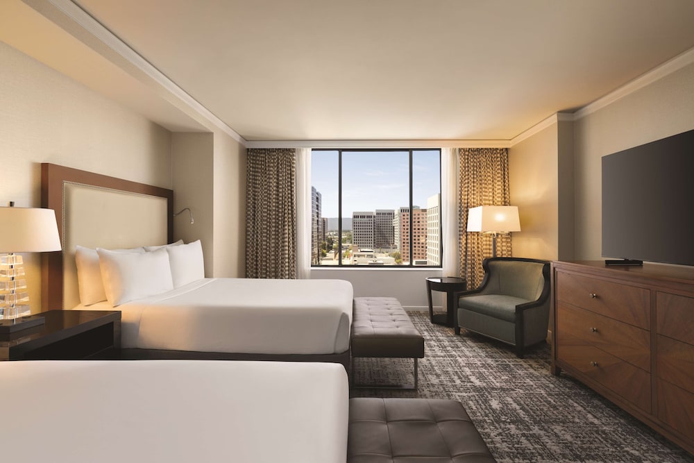 Room, 2 Double Beds, City and Mountain View