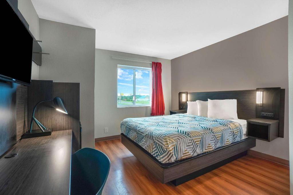 1 Queen Bed - Micfridge, Non-smoking