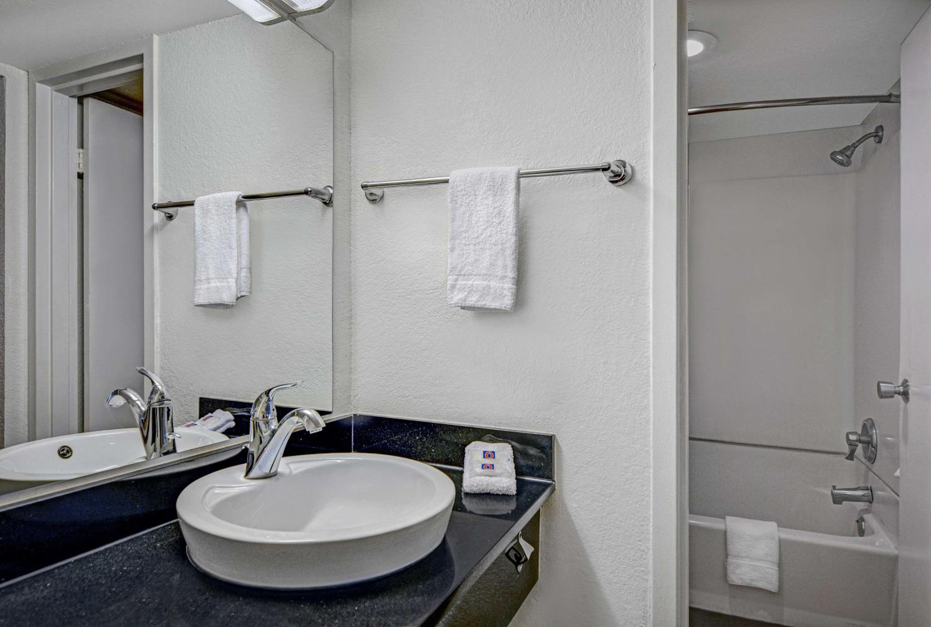 غرفة بسريرين كوين، Motel6 Tallahassee, FL - Downtown 3/3