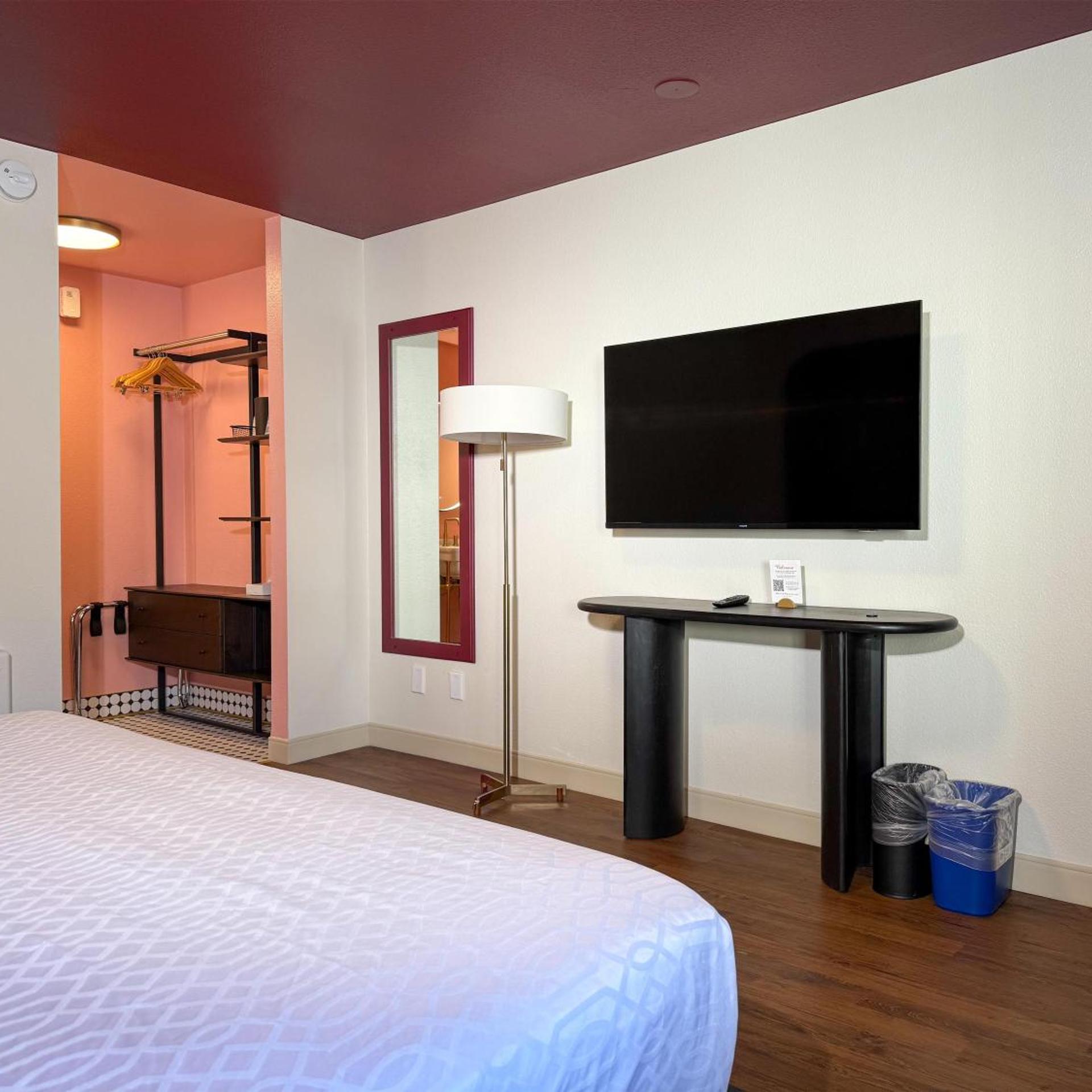 Suite, Queen Bed, Pool Side, Jetted Tub, Accessible