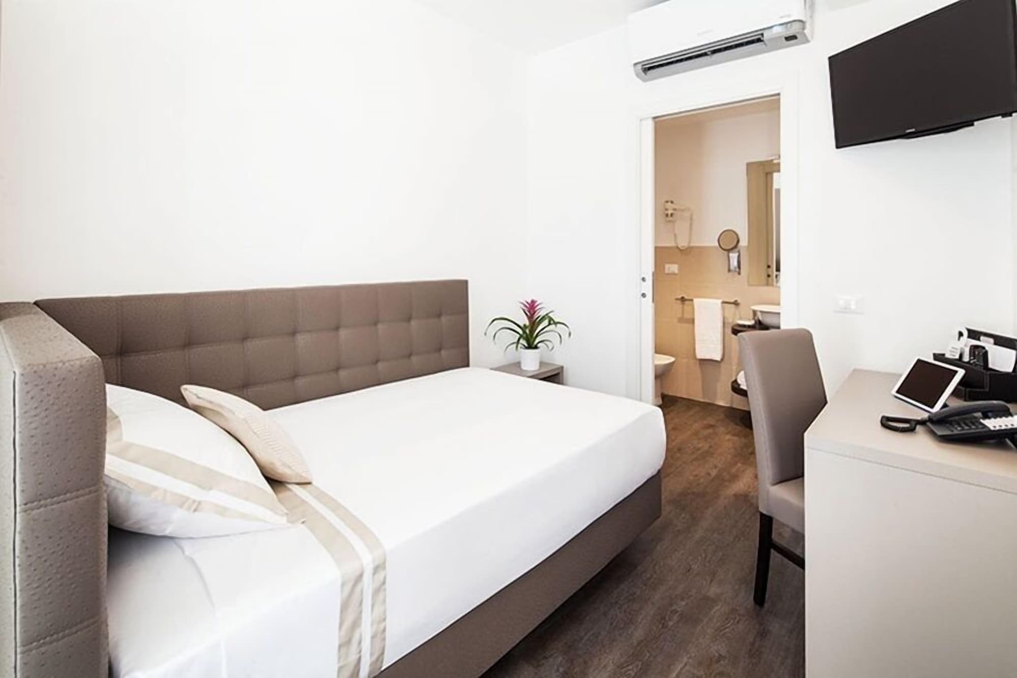 ROOM, SINGLE