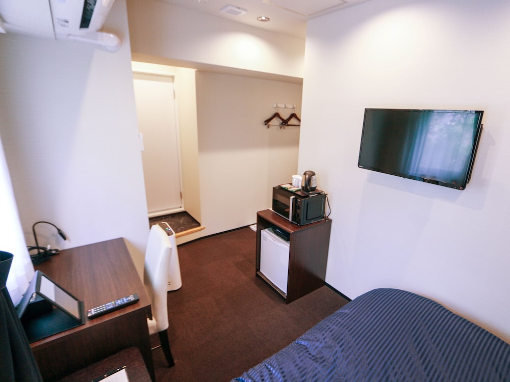 HOTEL LiVEMAX Yokohama Kannai Ekimae 32/37