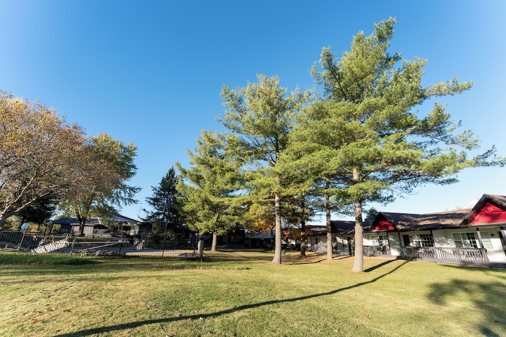 Super 8 by Wyndham Gananoque - Country Squire Resort 82/88