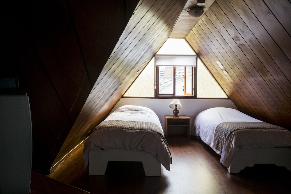 ROOM, TWIN BEDS
