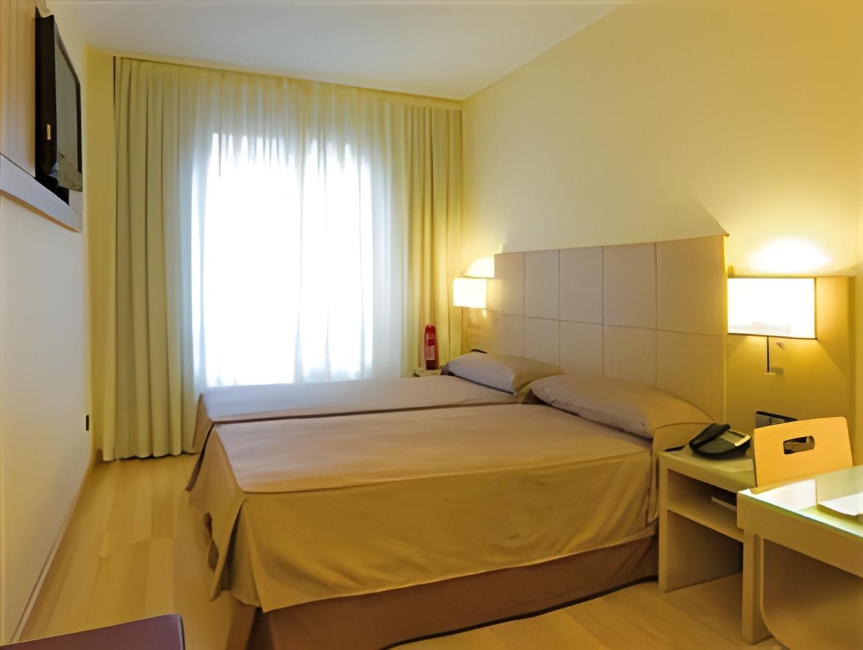 Room, Double or Twin Bed
