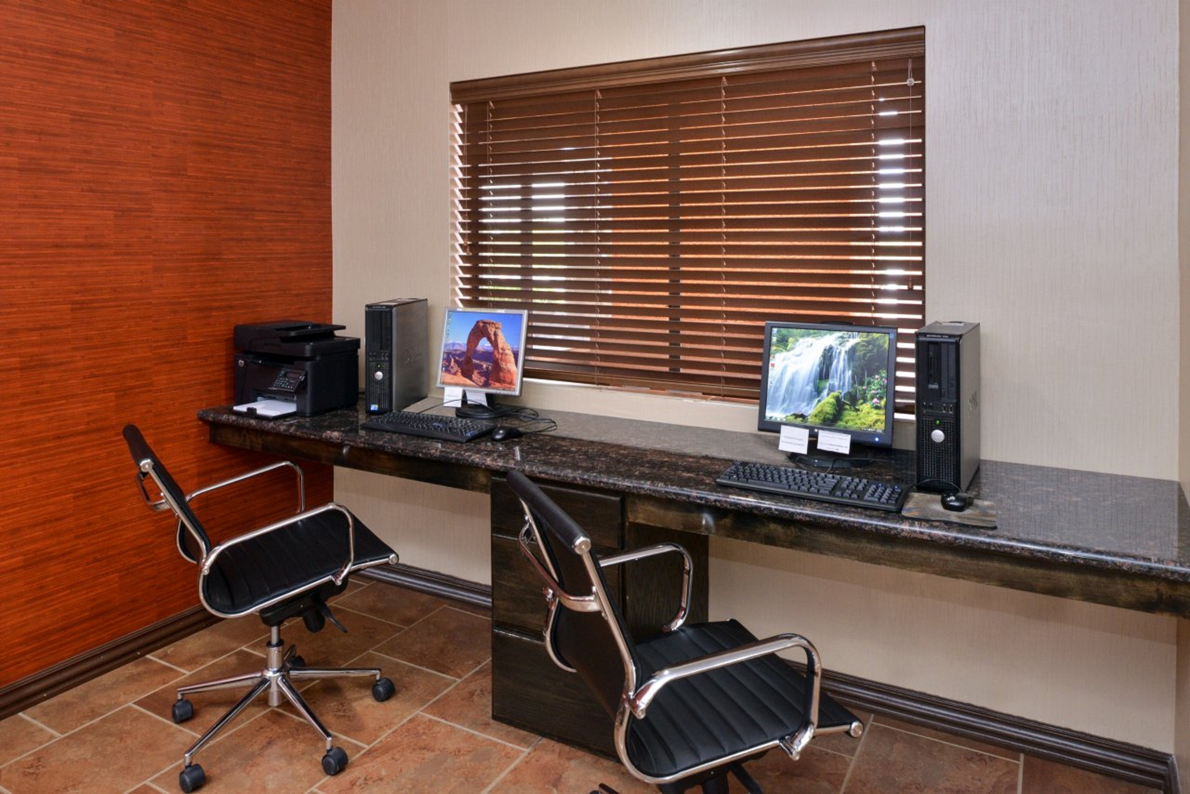 Holiday Inn Express Hotel and Suites Kingman 48/52