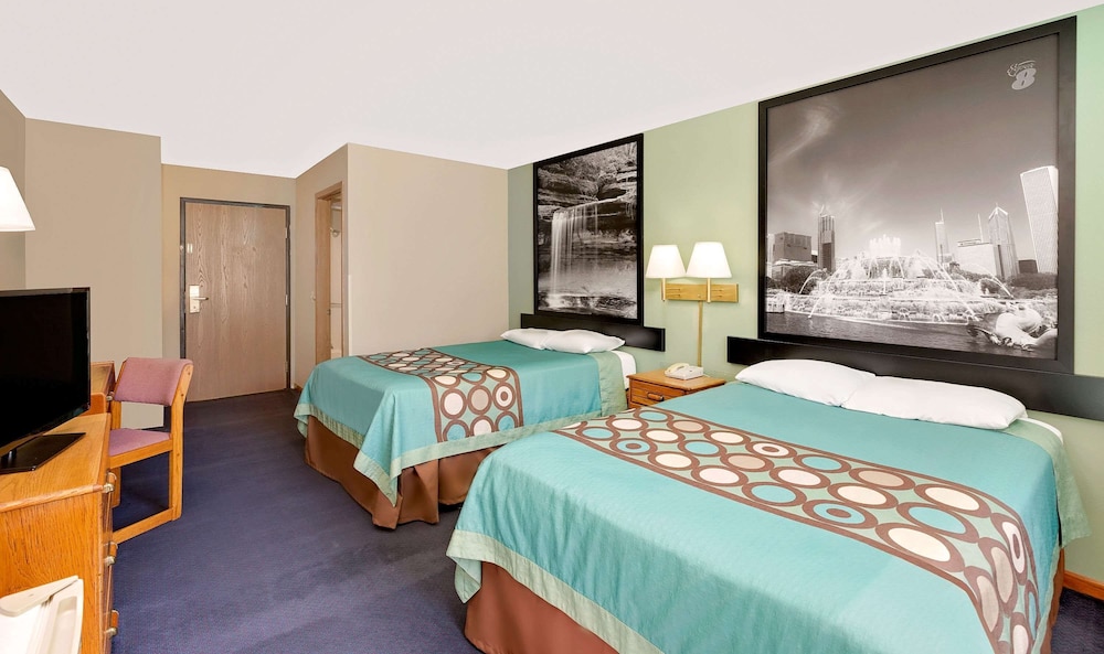 Super 8 By Wyndham Macomb 4/15