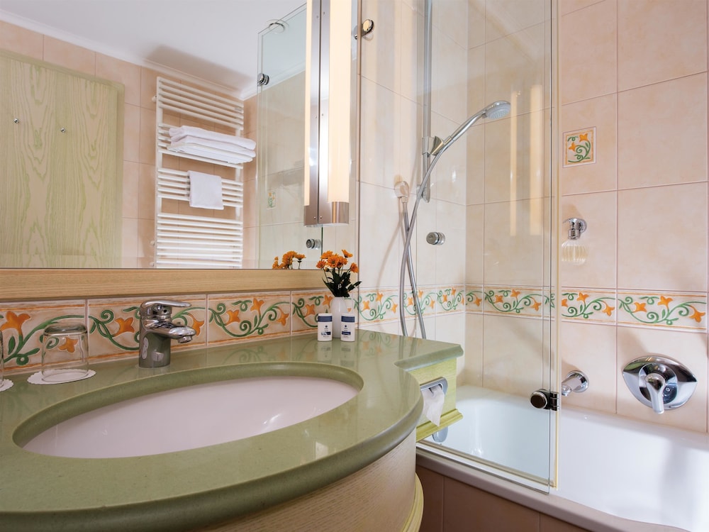 Room, Queen Bed, Balcony or Terrace