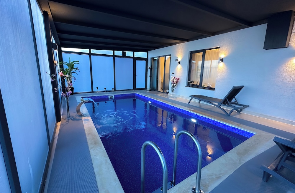 Green Hills Suites 33/60