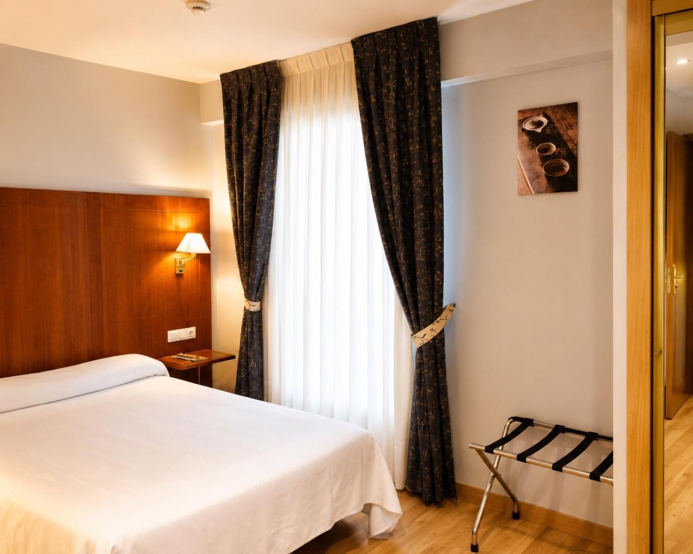 Room, Double Bed, Hispania 2/4