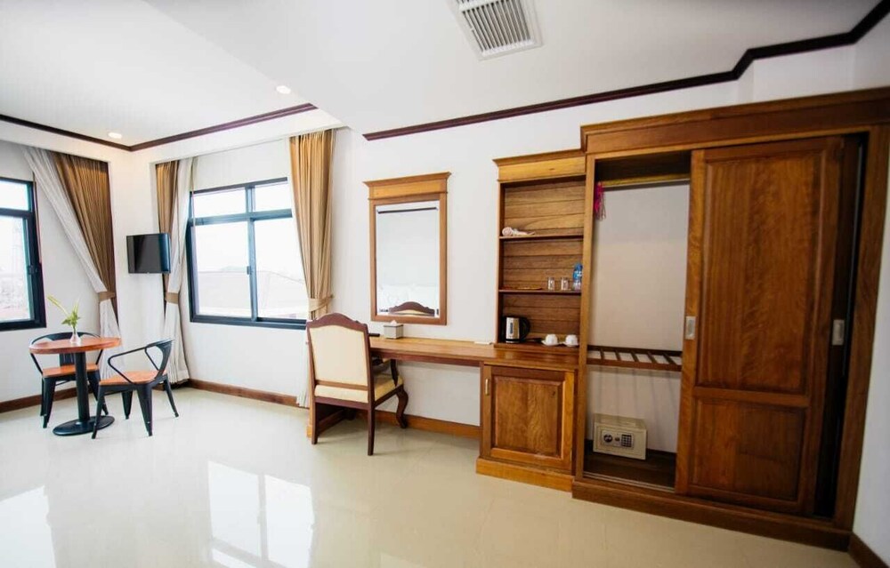 Sisombat Plaza Hotel 35/71