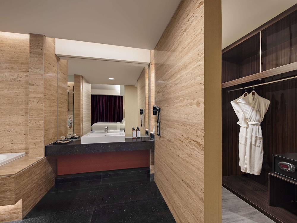 SUITE, KING BED, SOFA