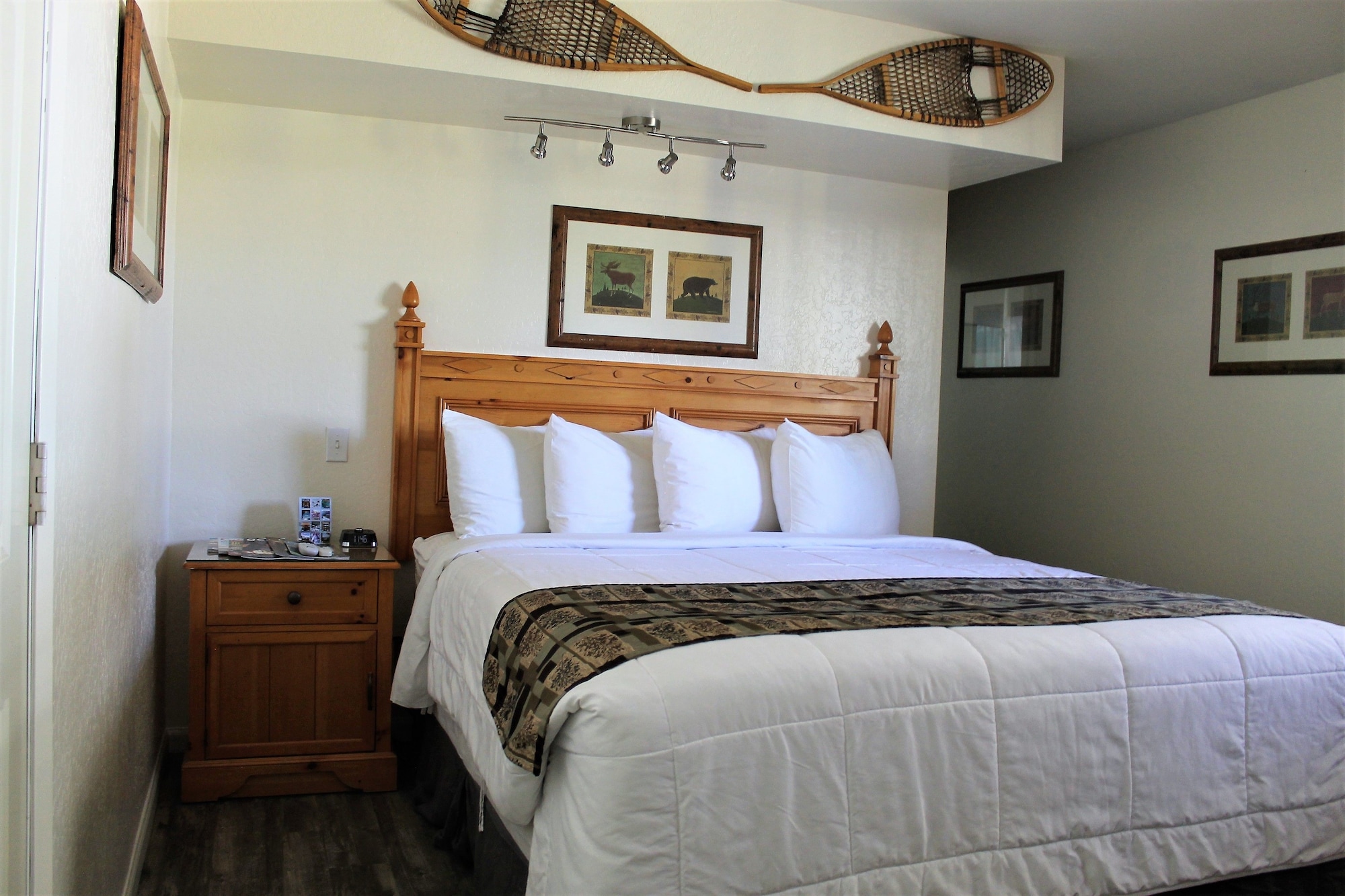 EXECUTIVE, KING BED