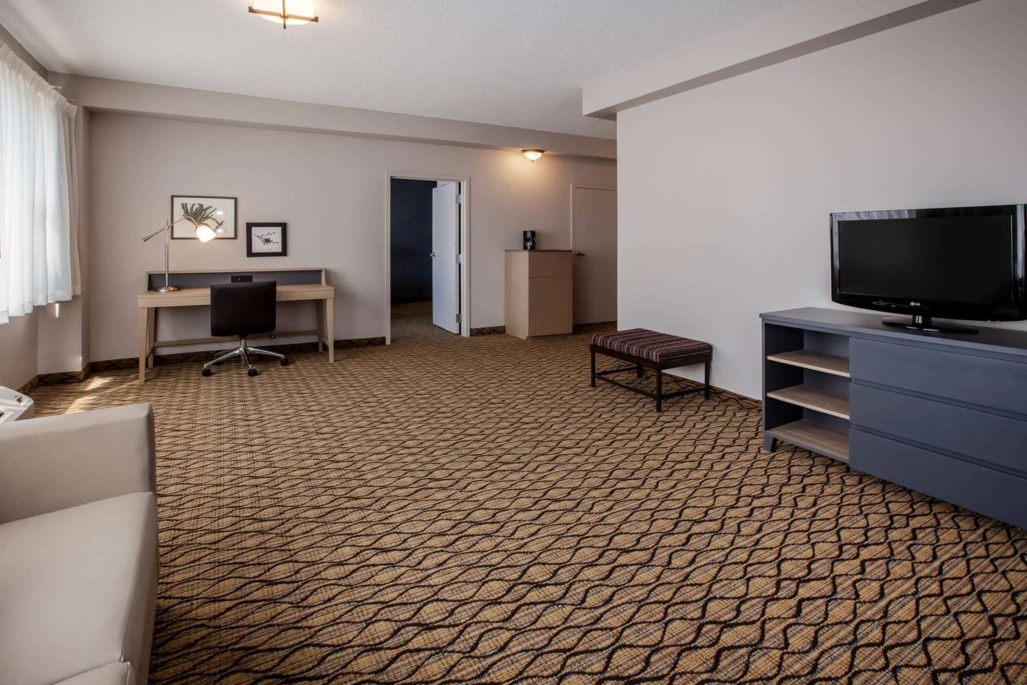 Days Inn & Suites by Wyndham Rochester Hills MI 25/31