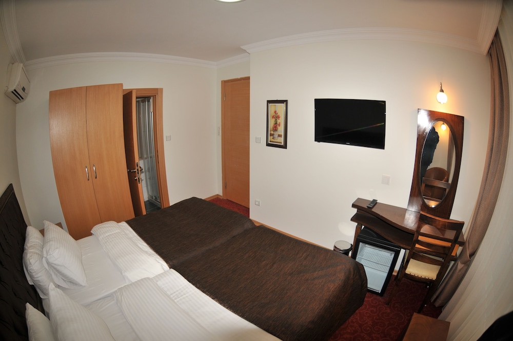 Palace Point Hotel 11/42