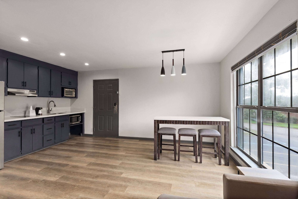 Ramada by Wyndham Studio Suites Dothan 18/35