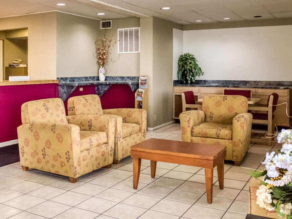 Oyo Hotel San Antonio Lackland AFB/Seaworld Hwy 90 W 36/52