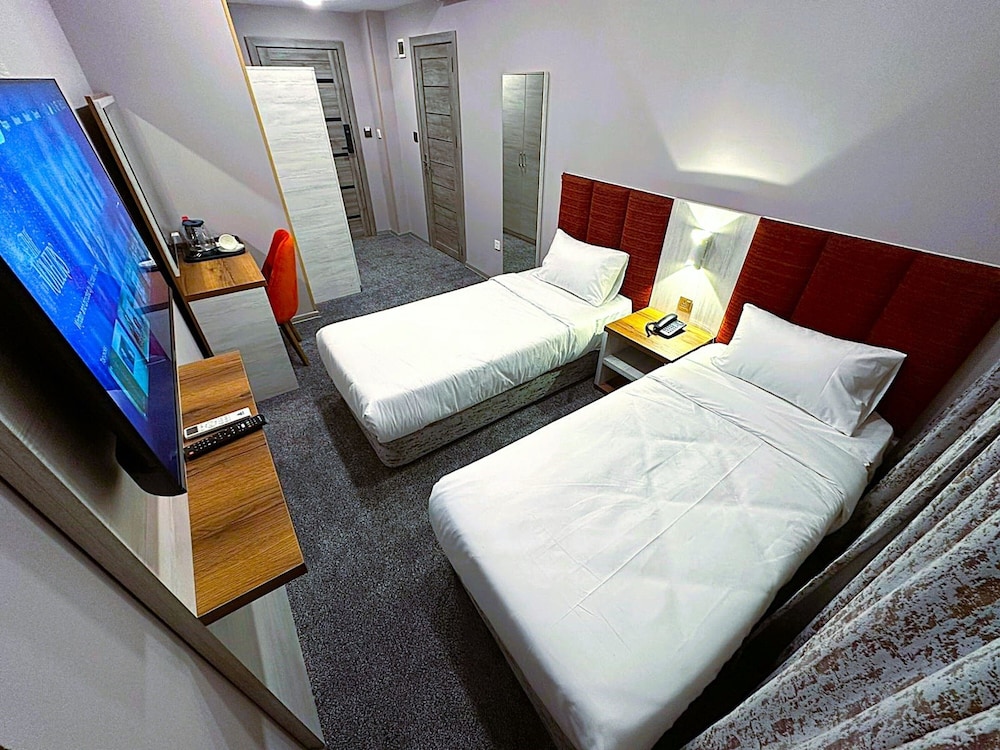 ROOM, DOUBLE OR TWIN BED