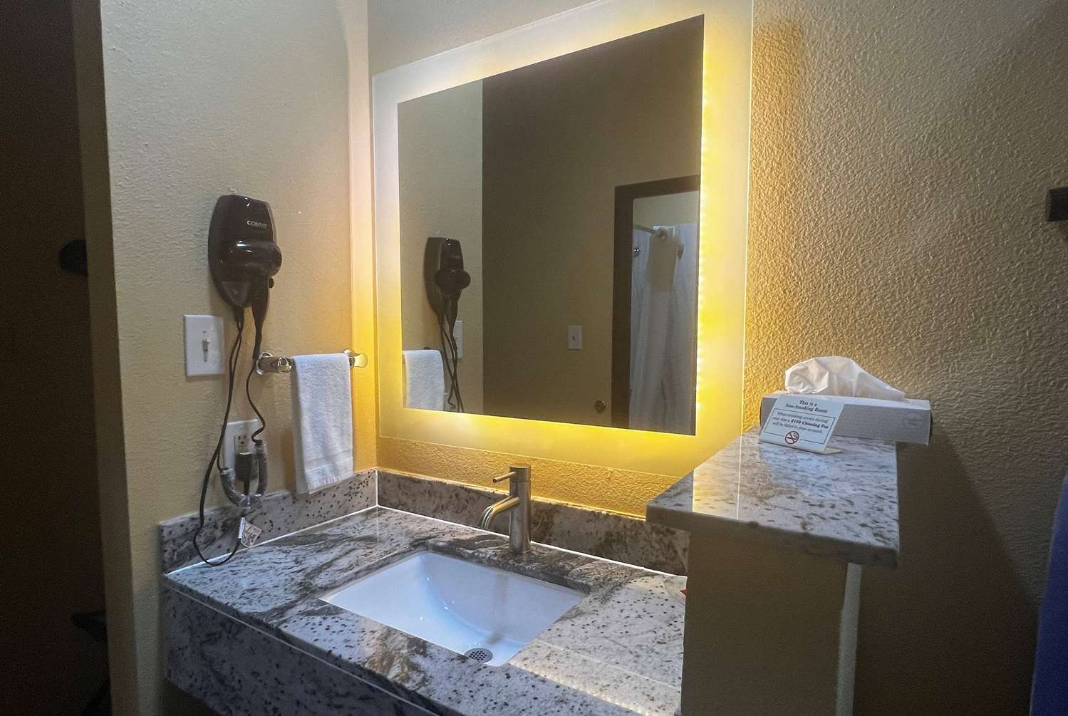 Super 8 by Wyndham Pasadena 25/25