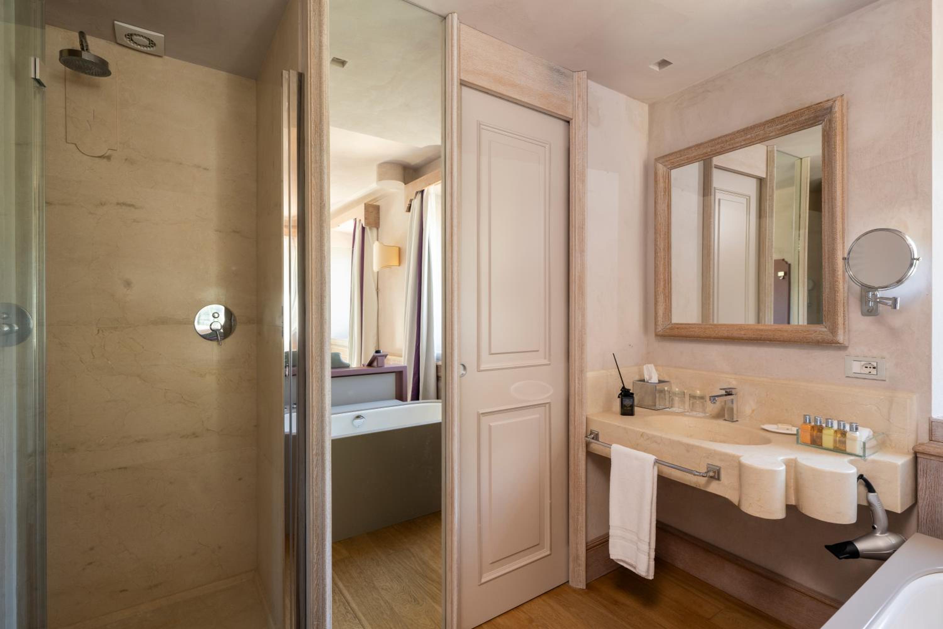 غرفة بريستيج بسرير مزدوج بإطلالة على الحديقة، Villa Lattanzi 7/9