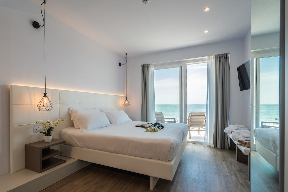 DELUXE, DOUBLE BED, SEA VIEW, TERRACE