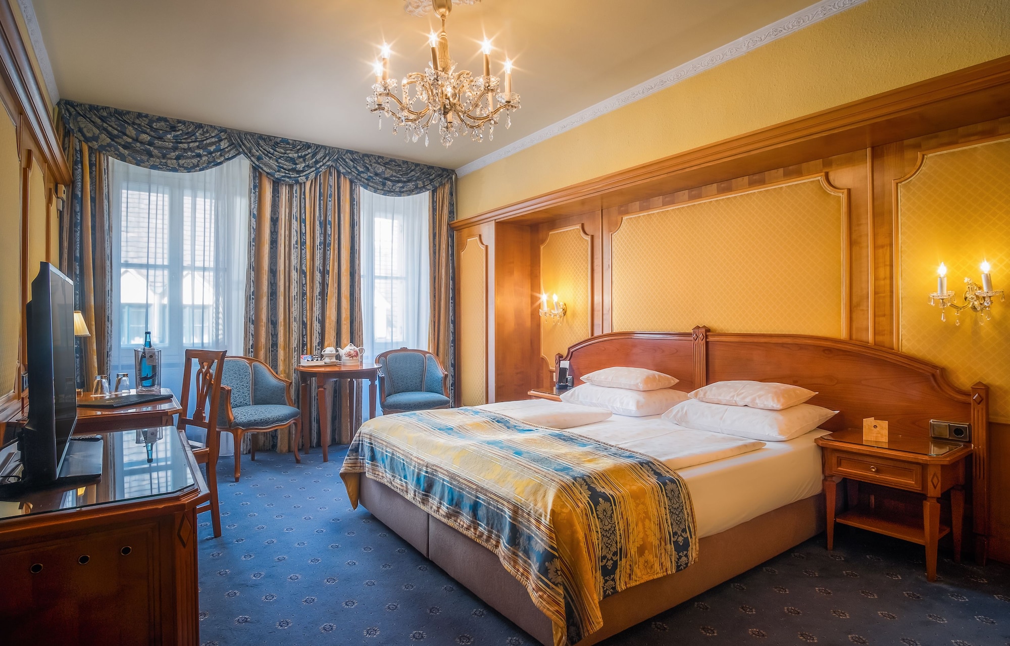 DELUXE, DOUBLE BED