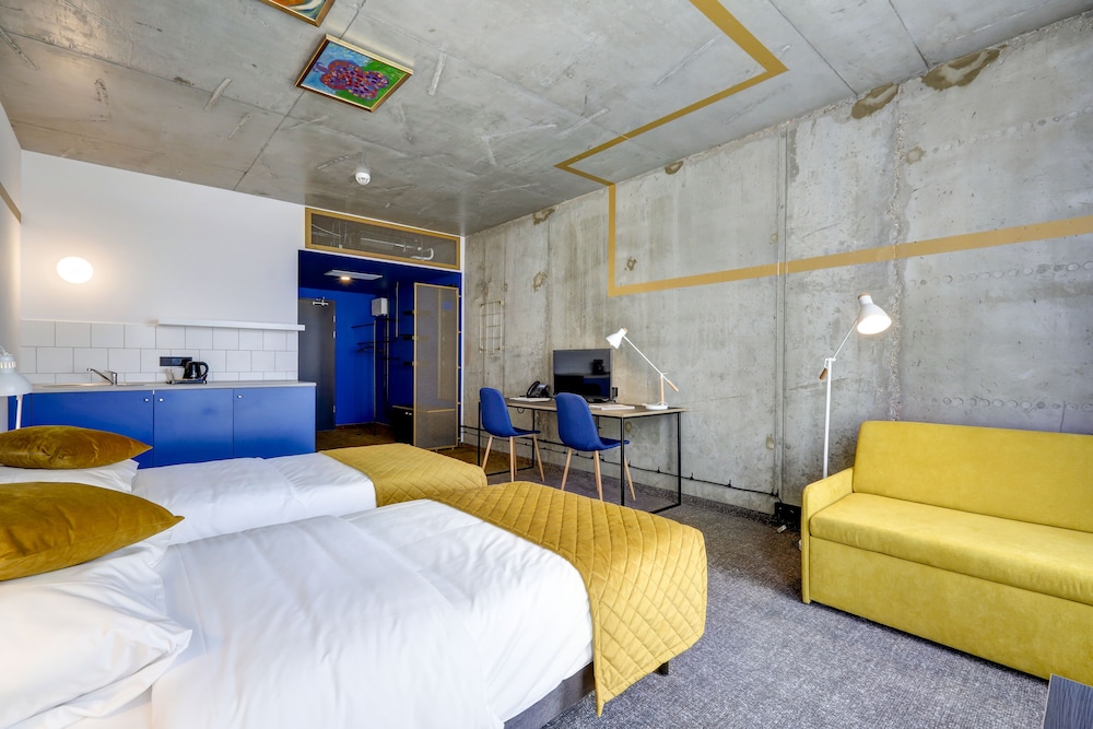 COMFORT, TWIN BEDS