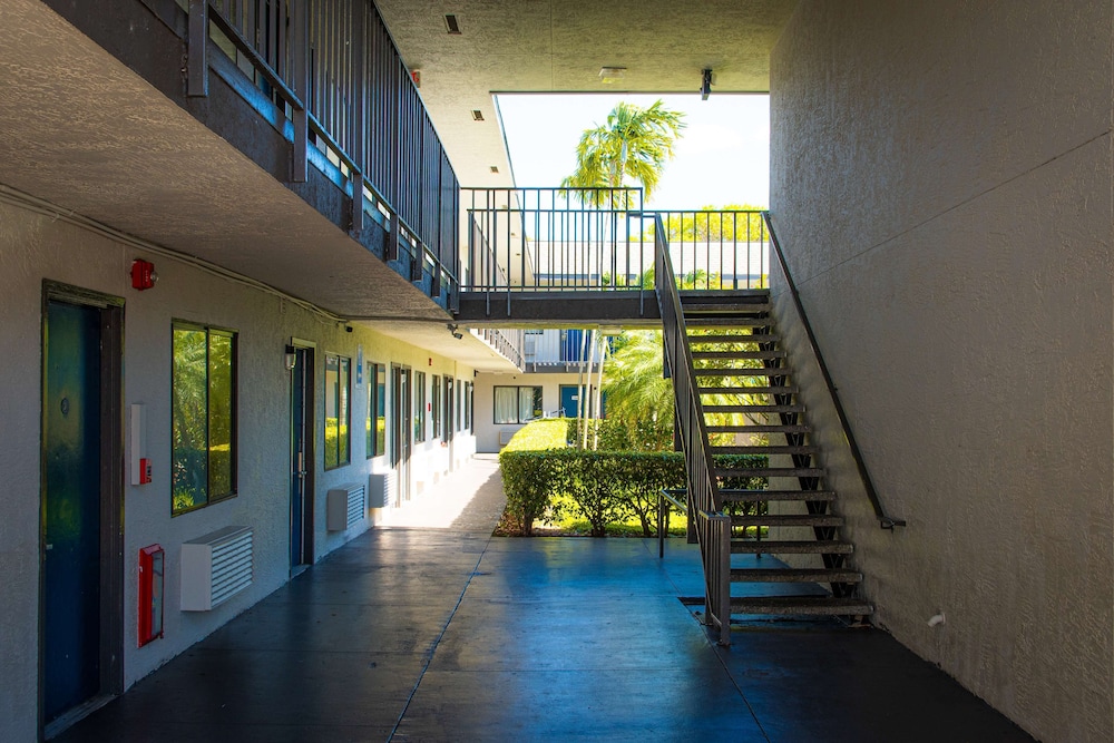 Motel6 Lantana/West Palm Beach, FL 51/60