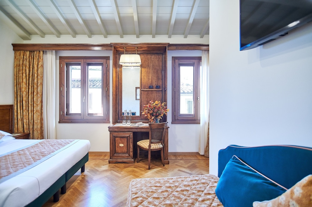 Junior Suite, 1 Queen and 1 Single Bed