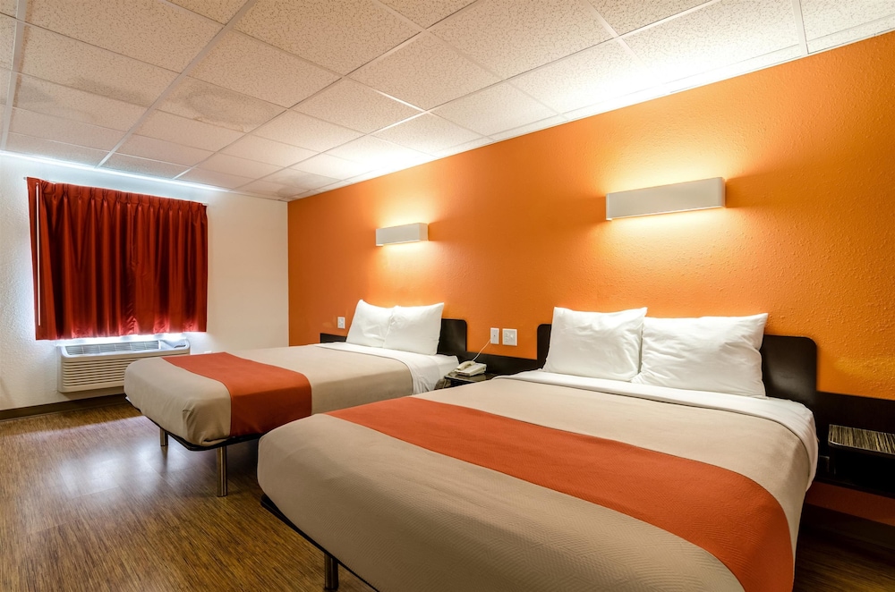 Motel6 York, NE 25/66