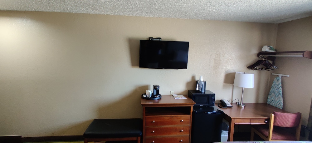 Super 8 By Wyndham Champaign 48/52