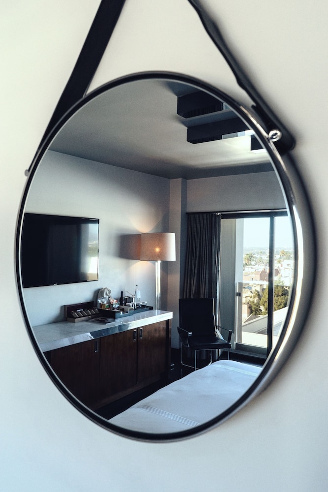 Sixty Beverly Hills 30/69
