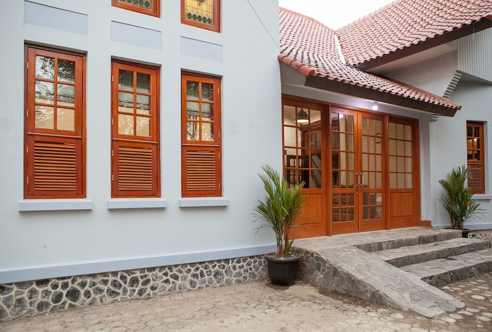Reddoorz Plus Near Pasundan University 6/25