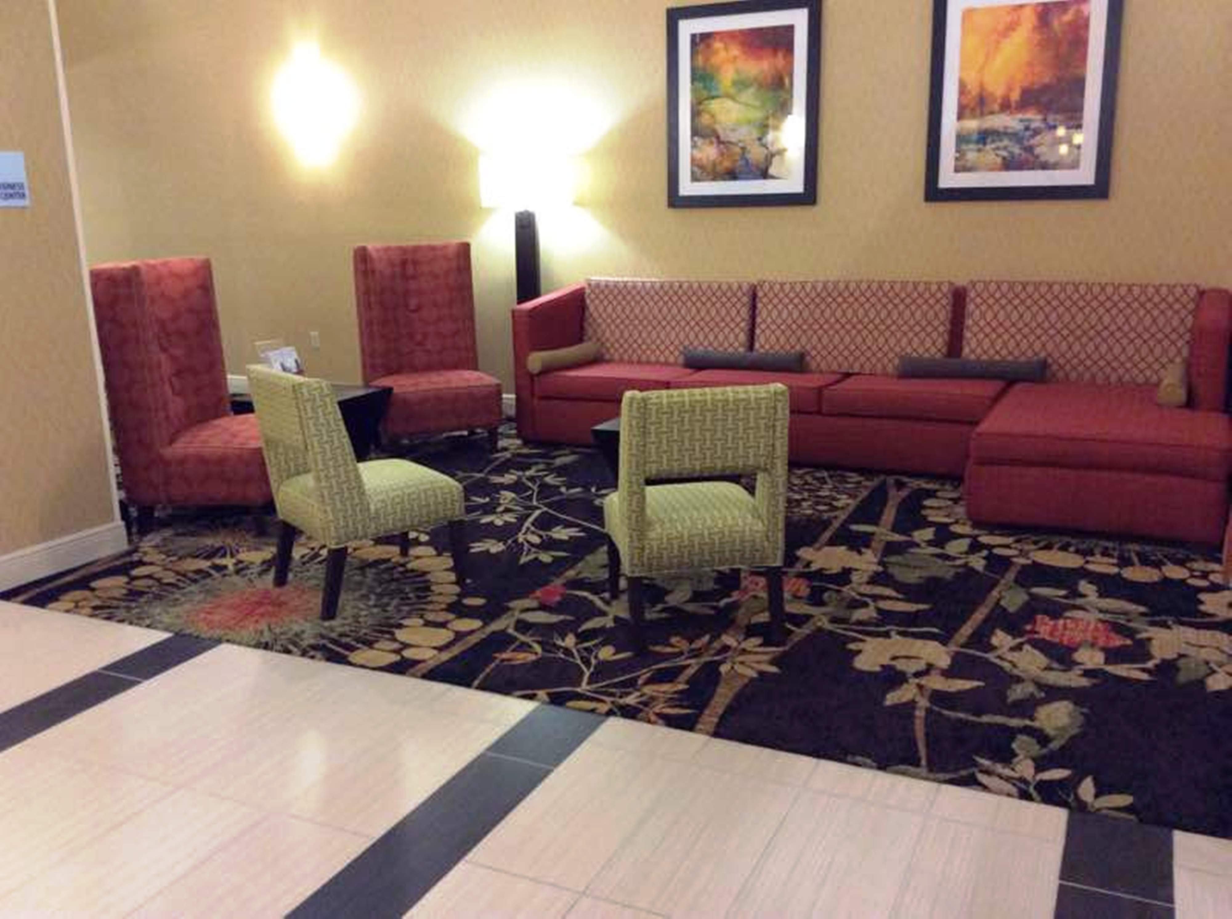Holiday Inn Express Suites Forest 27/37