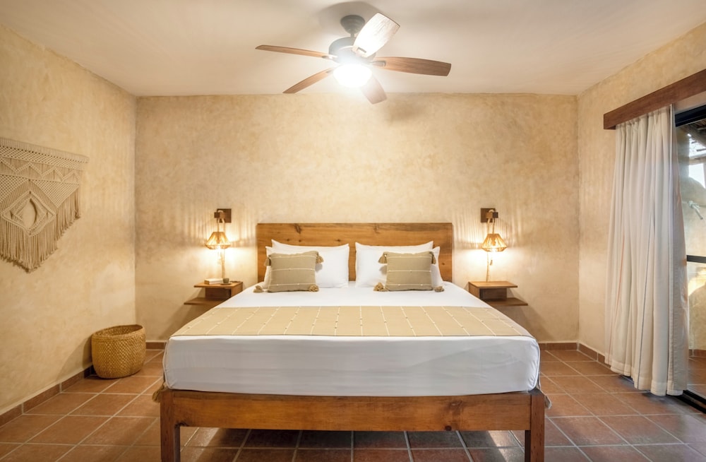 SUPERIOR, KING BED, PARTIAL OCEAN VIEW