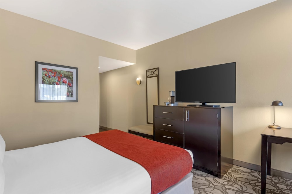 Standard, Queen Bed, Best Western Plus Plaza by the Green 4/9