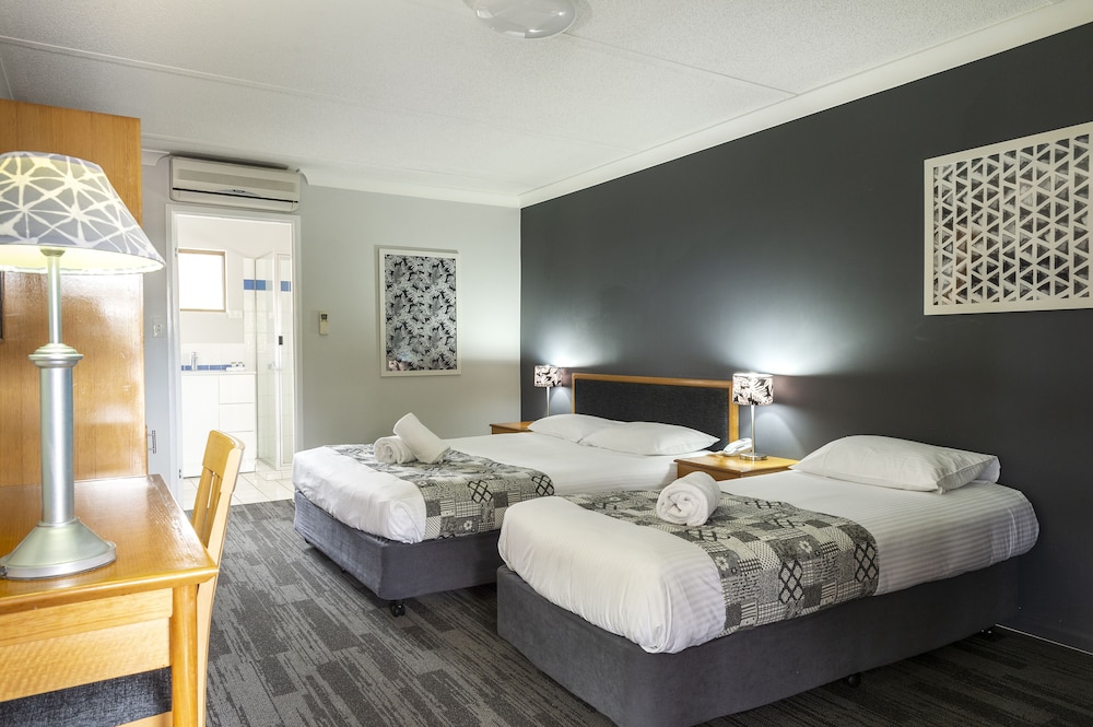 IPSWICH COUNTRY MOTEL 28/49