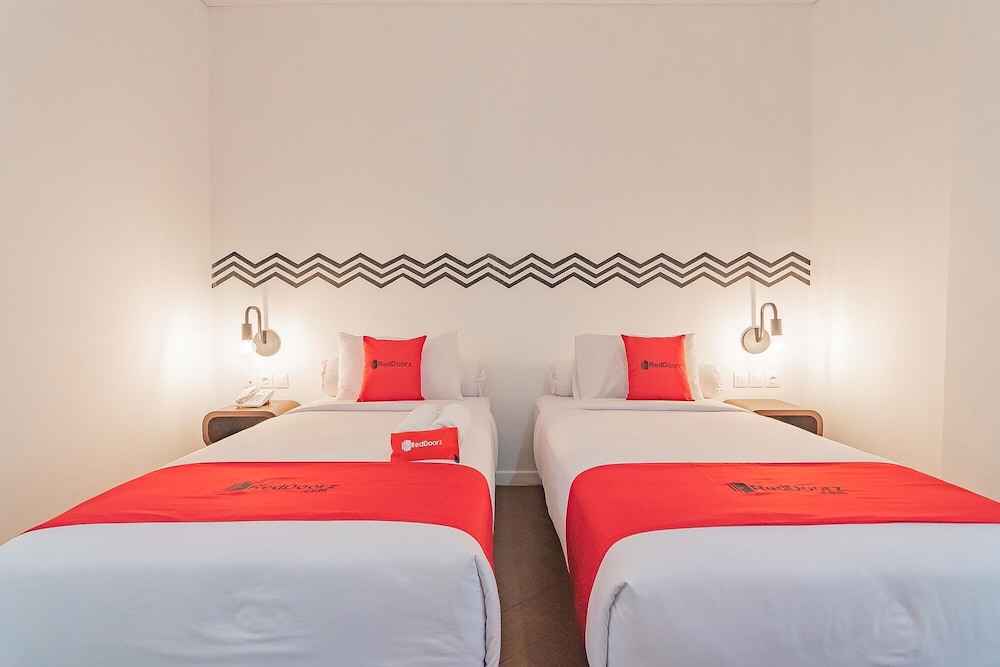 RedDoorz Premium @ Hotel Hebat 10/32