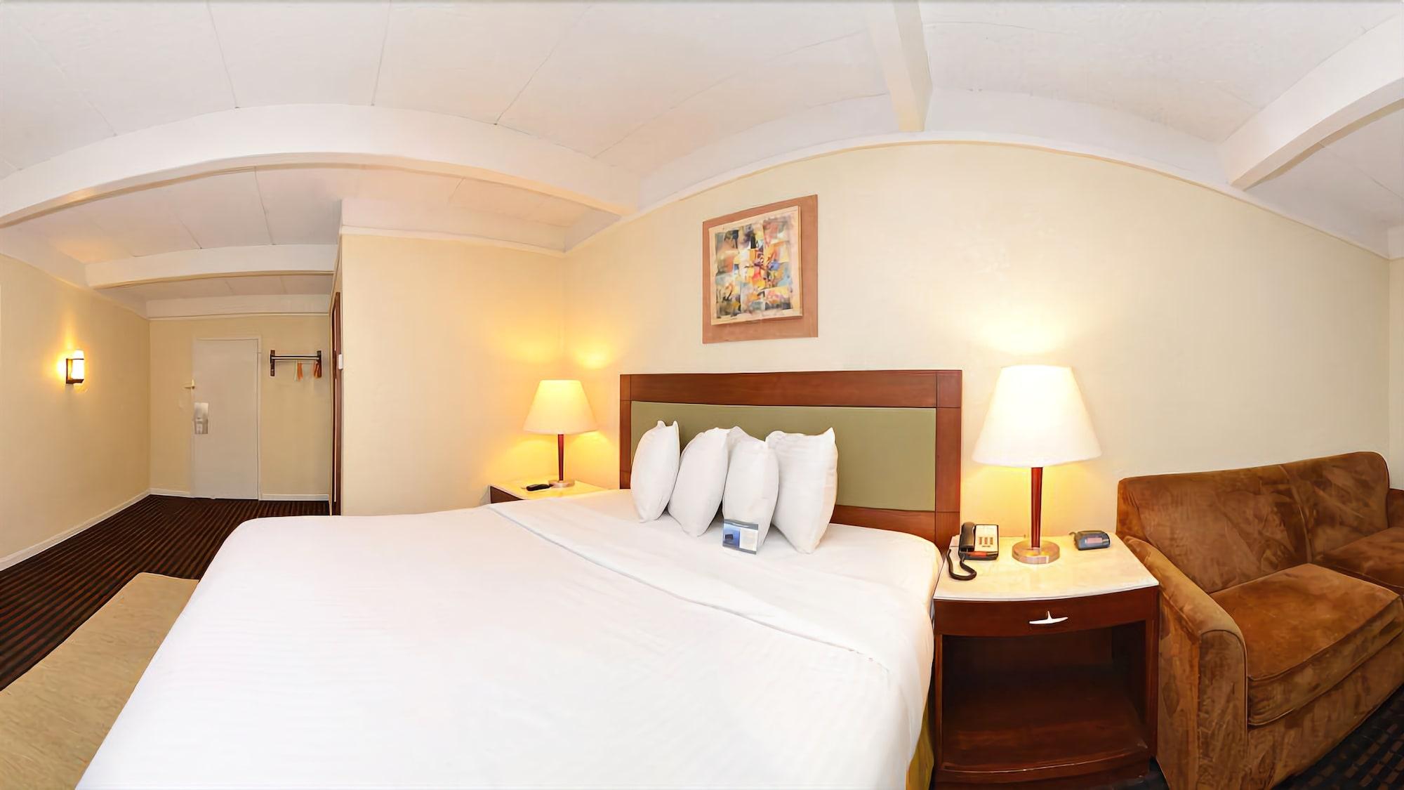 Lexington Inn And Suites-N.W. Chicago/Elgin 8/20