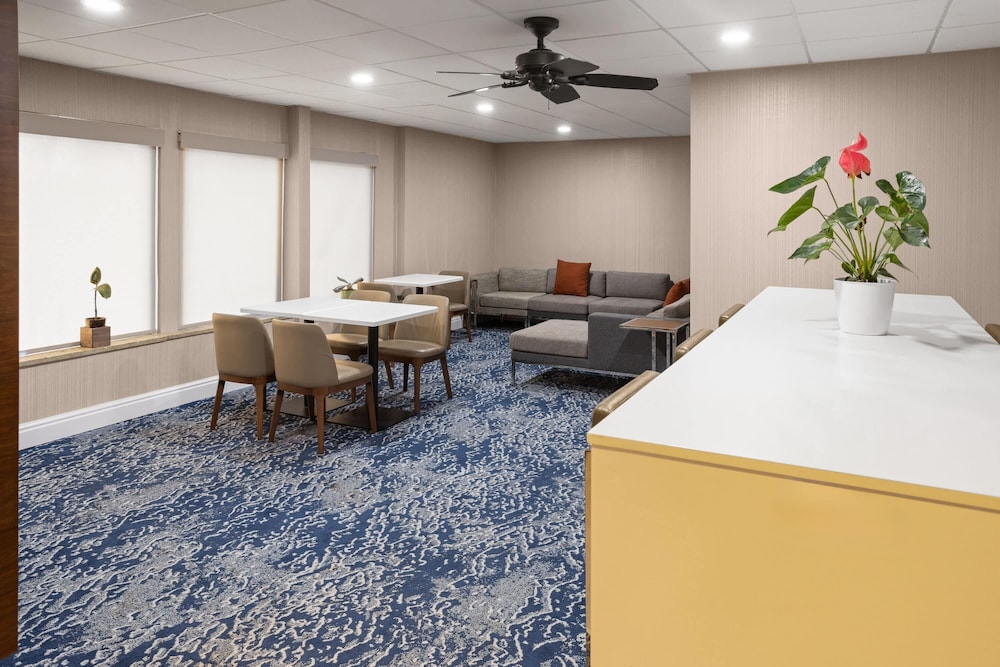 Wingate by Wyndham Cranberry 50/69