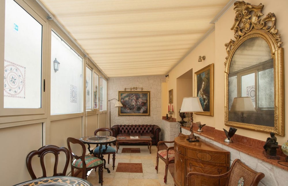 Aurelius Art Gallery Hotel 42/54